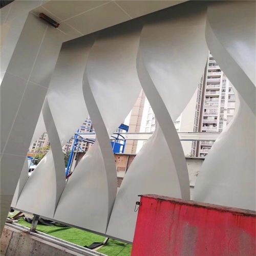 藝術(shù)彩色鋁單板的構(gòu)造特點及其在建筑裝飾中的應(yīng)用